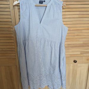 Robe d'été très féminine rayée bleue et blanche